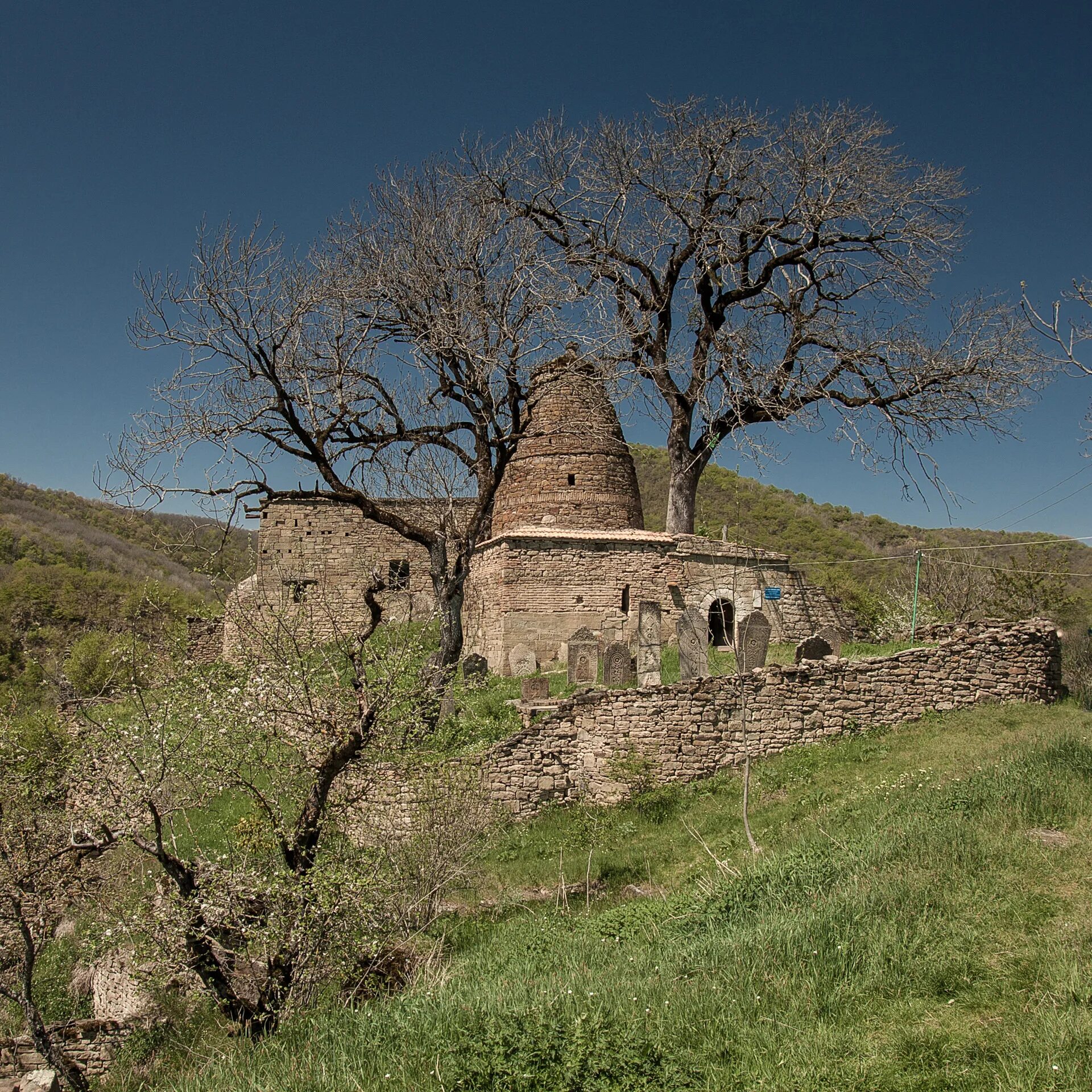 Кала корейш дахадаевский район. Крепость кала корейш дагестан. Плиты кала корейш. Кала-корейш дагестан. Крепость-село кала-корейш в дагестане.