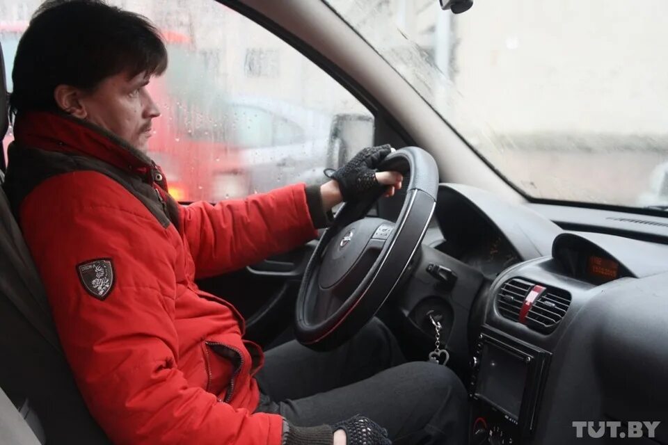 Управление автомобилем инвалидами. Вождение автомобиля инвалидом. автомобиль для инвалидов. водитель инвалид. управление автомобилем без ног.