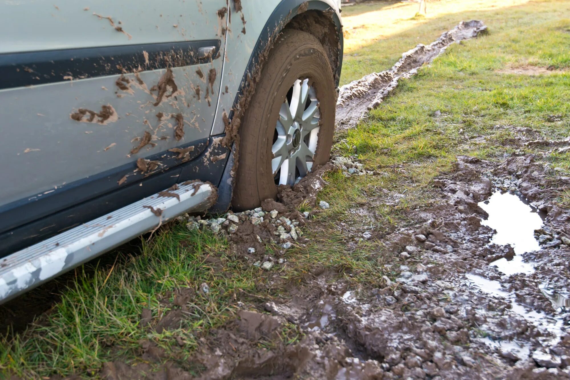 Ну что там застряла. Колесо в грязи. Машина застряла в грязи. Машина забуксовала в грязи. Грязь из под колес.