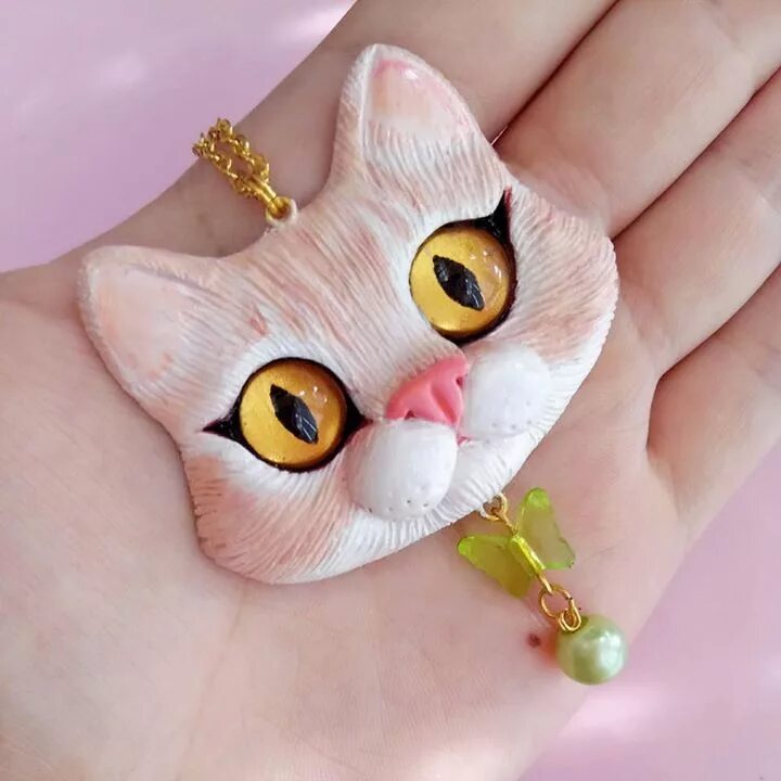 Мордочка кошки из полимерной глины. Кружки с котами из полимерной глины. Кружки с чеширским котом из полимерной глины. Чеширский кот алиса в стране чудес из полимерной глины. Кот из алисы в стране чудес из полимерной глины.