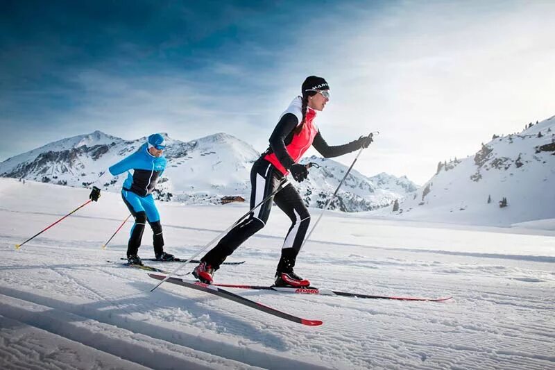 Коньковые лыжные ходы. Классический и коньковый ход на лыжах. Беговые лыжи вид спорта. Попеременно одношажный коньковый ход. Комбинезон bjorn daehlie.