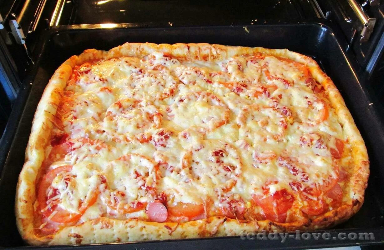 Домашняя пицца 10. Пицца домашняя в духовке. Пицца домашняя в духовке вкусная. Готовая пицца в духовке. Пицца домашняя в пиццерии.