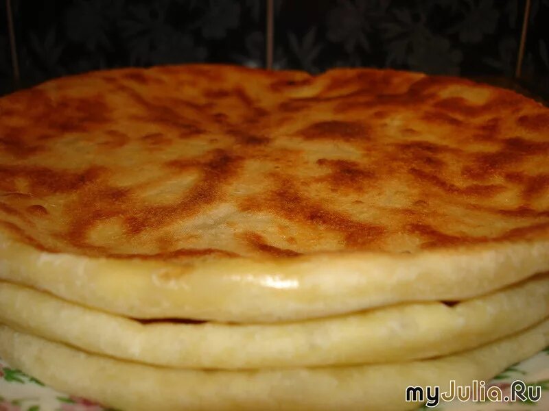 Лепешка с сыром. Лепешки с творогом. Сырно творожные лепешки. Творожная лепешка с сыром на сковороде. Лепешки на кефире с творогом.