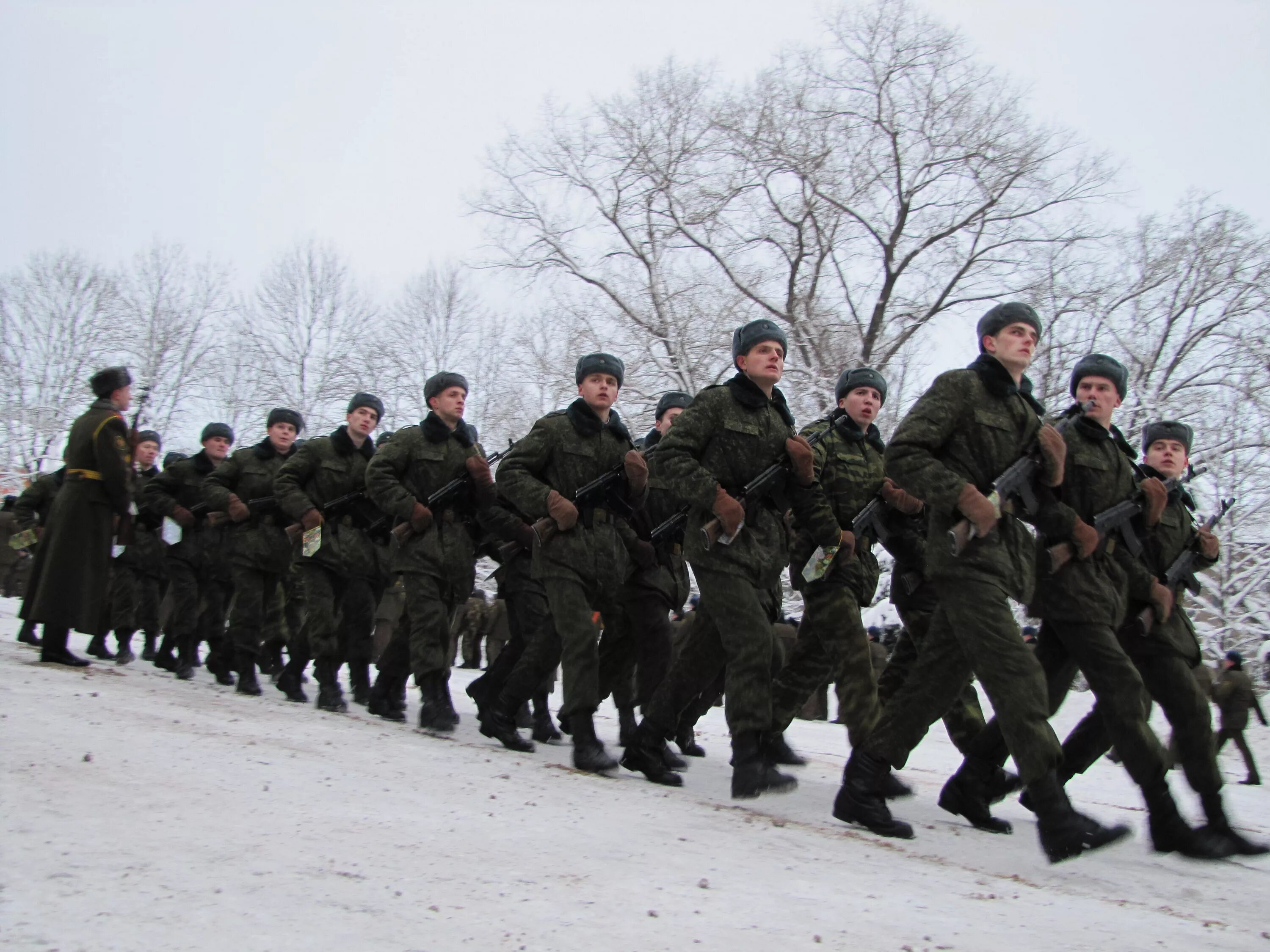 Построю роту. Армия зимой. Строй солдат зима. Строй солдат. Военнослужащие в строю.