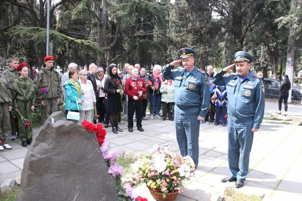 38 лет чернобыльской аварии. Возложение цветов. Возложение цветов в годовщину Чернобыльской катастрофы. Возложение цветов к мемориальной доске. Возложение цветов в день Чернобыльской аварии.