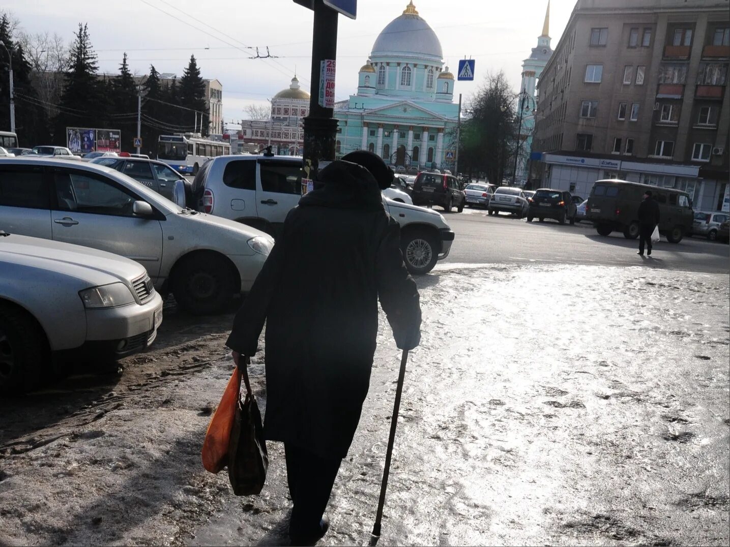 Получил травму куда обращаться. Вечерний Краснотурьинск женщина упала скользко. Пётр 1 упал на площади. В Барнауле водитель упал на колени.