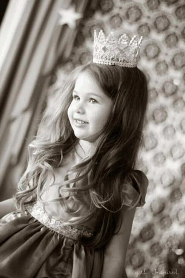 Самой маленькой принцессе. Корона для девочки. Девочка с Кораном. Корона принцесса. Красивые девочки принцессы.