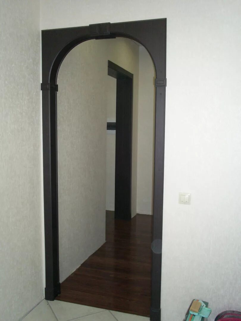 Короб в дверной проем. Обрамление дверного проема. Двери без откосов межкомнатные. Арка из доборов и наличников. Дверной портал.