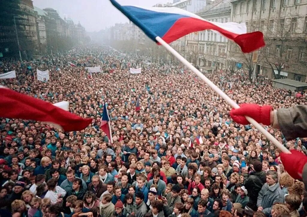 Бархатная революция в Чехословакии. Студенческой демонстрации в Праге 17 ноября 1989 года. Политический кризис в Чехословакии Чехии Польше. Бархатная революция в Чехословакии плакаты. Бархатные революции в восточной европе произошли в