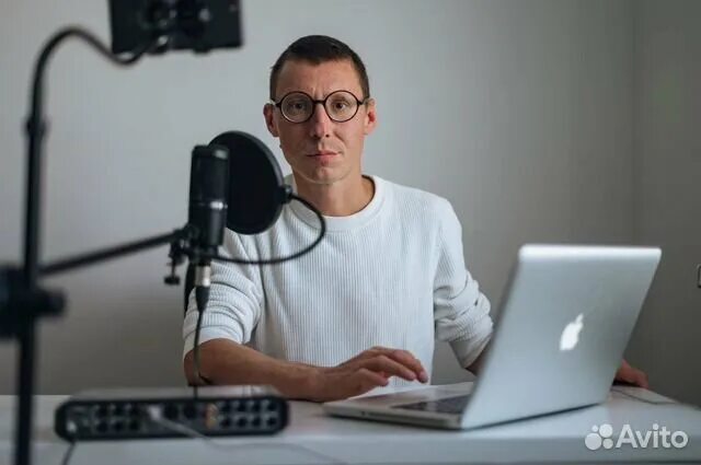 Аудио диктор страница. Радиоведущий музыкальный. Александр кремнев диктор метро спб. Елена мараховская. Актер озвучивания.