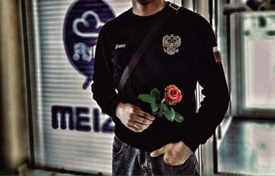 роман дубенко. розы хулиганов. мужчина с цветами. розы хулиганов. парень с розой.