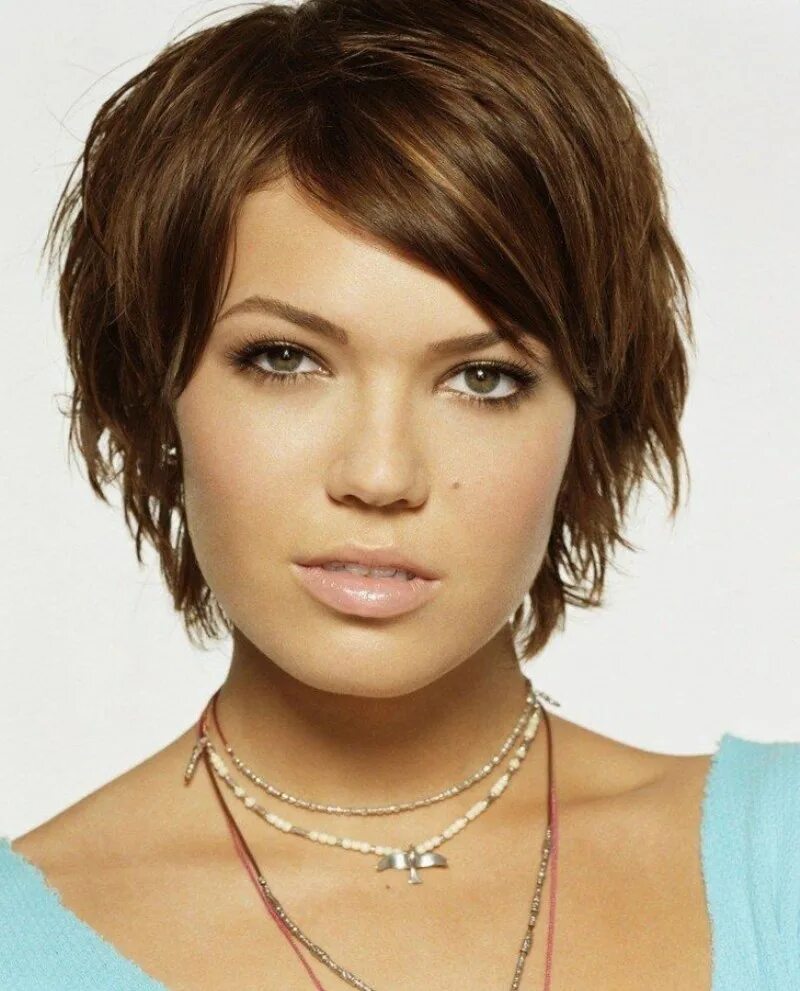 Энн хэтэуэй стрижка пикси. Энн хэтэуэй с короткой стрижкой. Кароткая стрижки для девушек. Джиннифер гудвин стрижка. Мишель уильямс стрижка пикси.