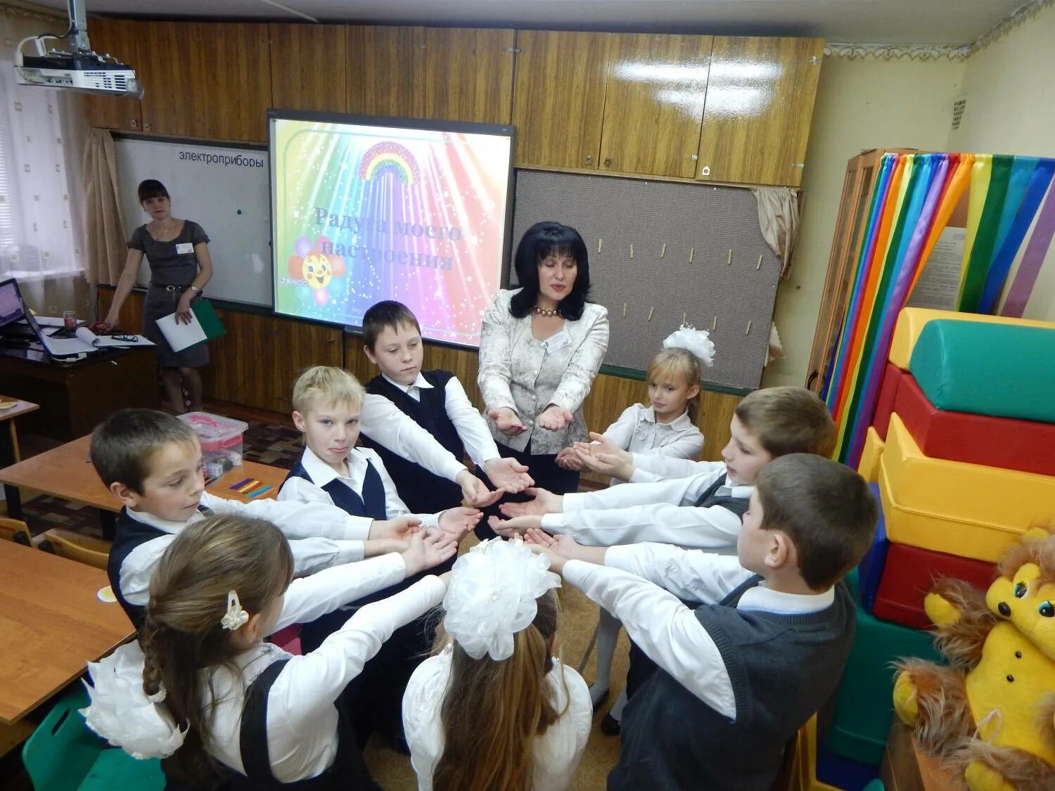 Урок в коррекционной школе. Коррекционной класс ученики. Спецшкола для умственно отсталых детей. Vii вид коррекционной школы. Коррекционной класс ученики.