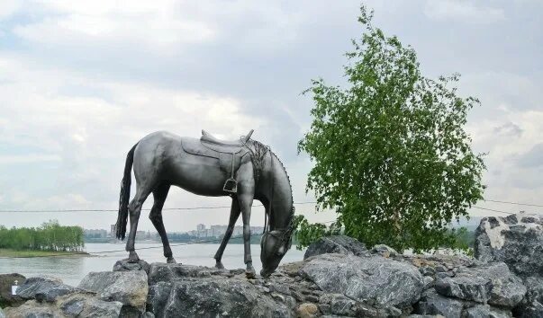 Где находится белая лошадь. Памятник лошадь белая красноярск. памятник лошади в красноярске. памятник лошадь белая. скульптура белая лошадь в красноярске.