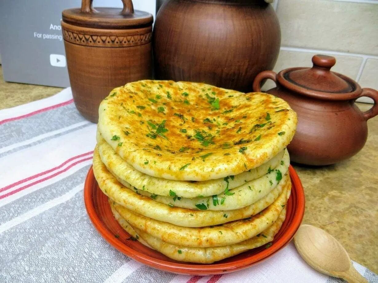 Рецепт лепешки без начинки. Лепешка с сыром. лепешка с сыром и зеленью. сырные лепешки с зеленью. лепёшки на кефире с сыром на сковороде.