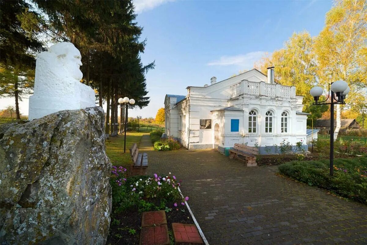 Памятник академику павлову в рязани. Музей усадьба чайковского в воткинске. Город катав ивановск. Здание купца булычева в кирове. Показать п и т ее.