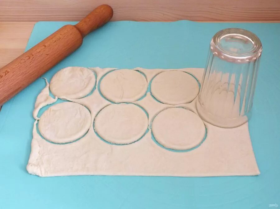 Тесто для пельменей. Вырезать пельмени. Прибор для нарезки теста. Тесторезка для пельменей 5 см. Вырезать пельмени.