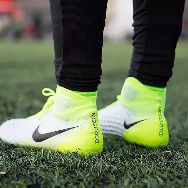 Купить найки футбольные. Кроссовки Nike Football Nike Futbol. Бутсы найк мини футбольные. Пампа найк футбольный. Кроссовки футбольные найк 2013.