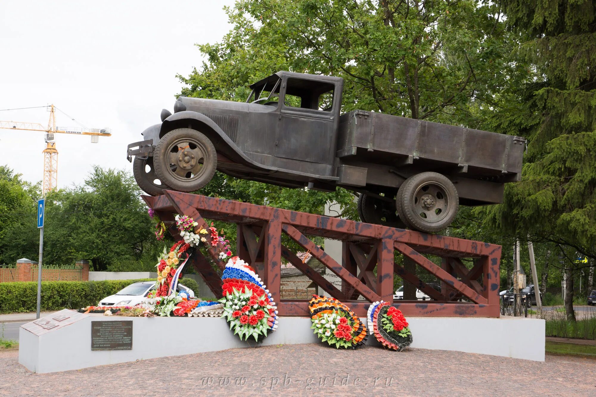 Храм дорога жизни. Памятник полуторке во Всеволожске. Памятник ГАЗ-АА «полуторка». Памятник полуторке на дороге жизни. Памятник полуторки блокада Ленинграда.