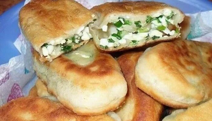 Кухня наизнанку жареные пирожки. Пирожки с яйцом и луком. пирожки с яйцом и зеленым луком. пирожки с луком и яйцом жареные. жареные пирожки с яйцом и зеленым луком.