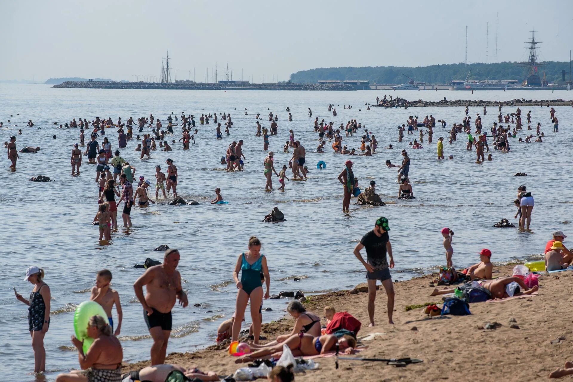 Петербург где можно купаться. Парк 300-летия Санкт-Петербурга пляж. Парк 300-летия Санкт-Петербурга купаться. Парк 300 летия СПБ купаться. Пляж парк 300-летия Санкт-Петербурга в жару.