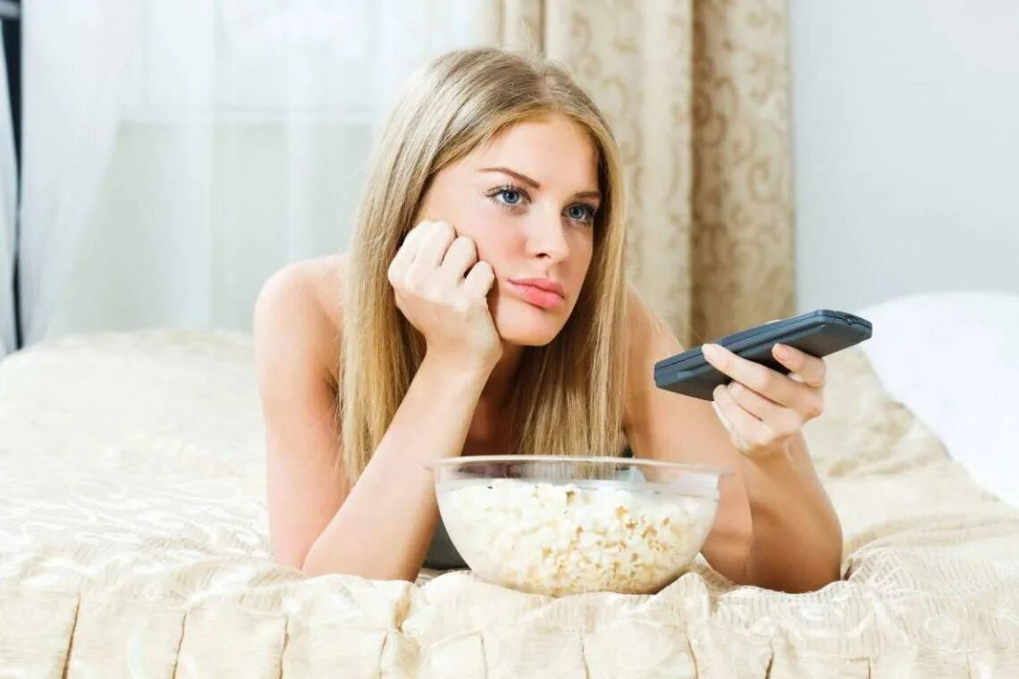 Девушке стало скучно. Скучающая девушка. Скучный разговор. Скука. Свидание.