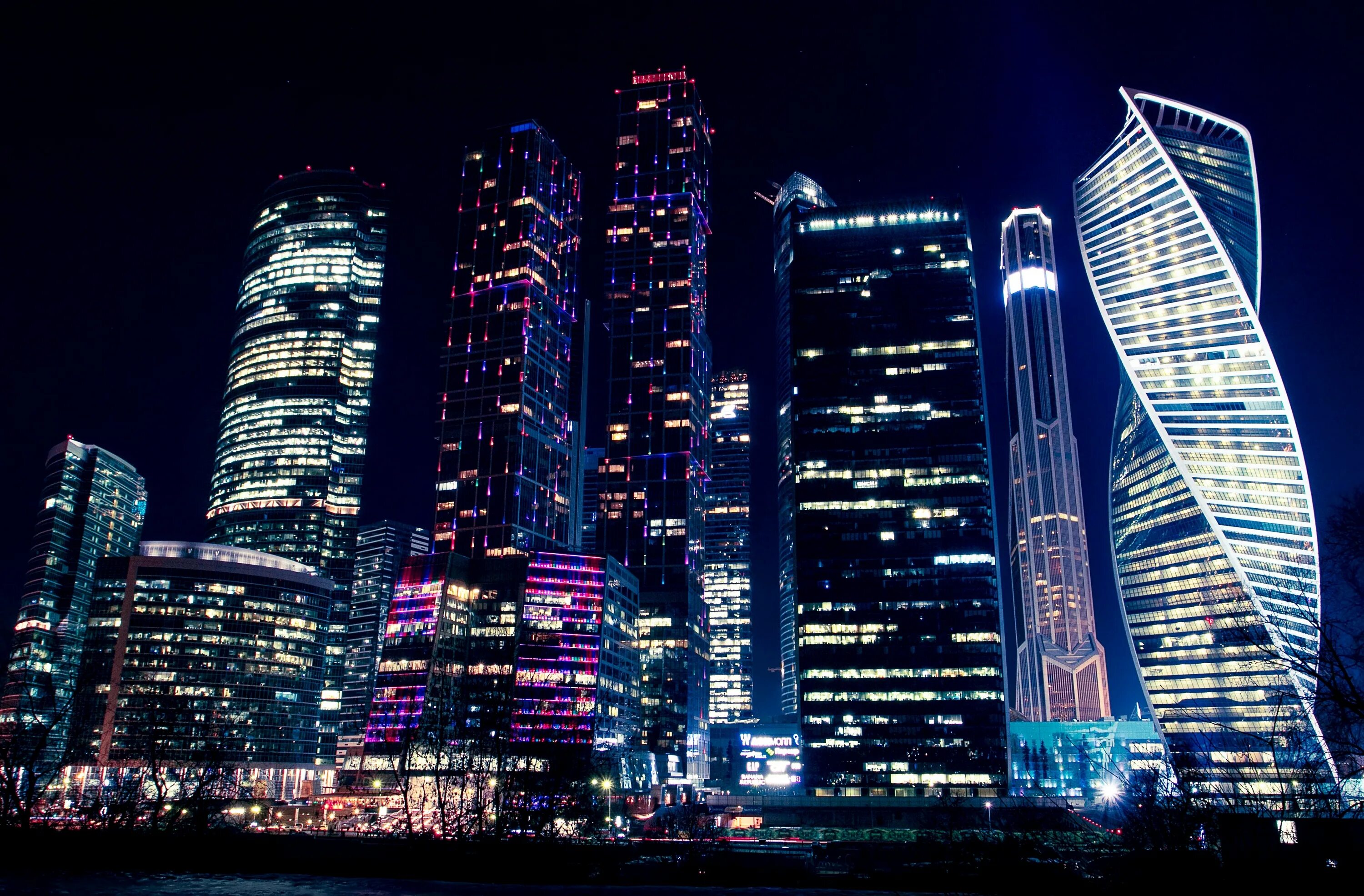 Здания ночью. Ночная москва москоу сити. москоу сити небоскребы ночью. башни москва сити 2025. ночь москва сити многоэтажки.