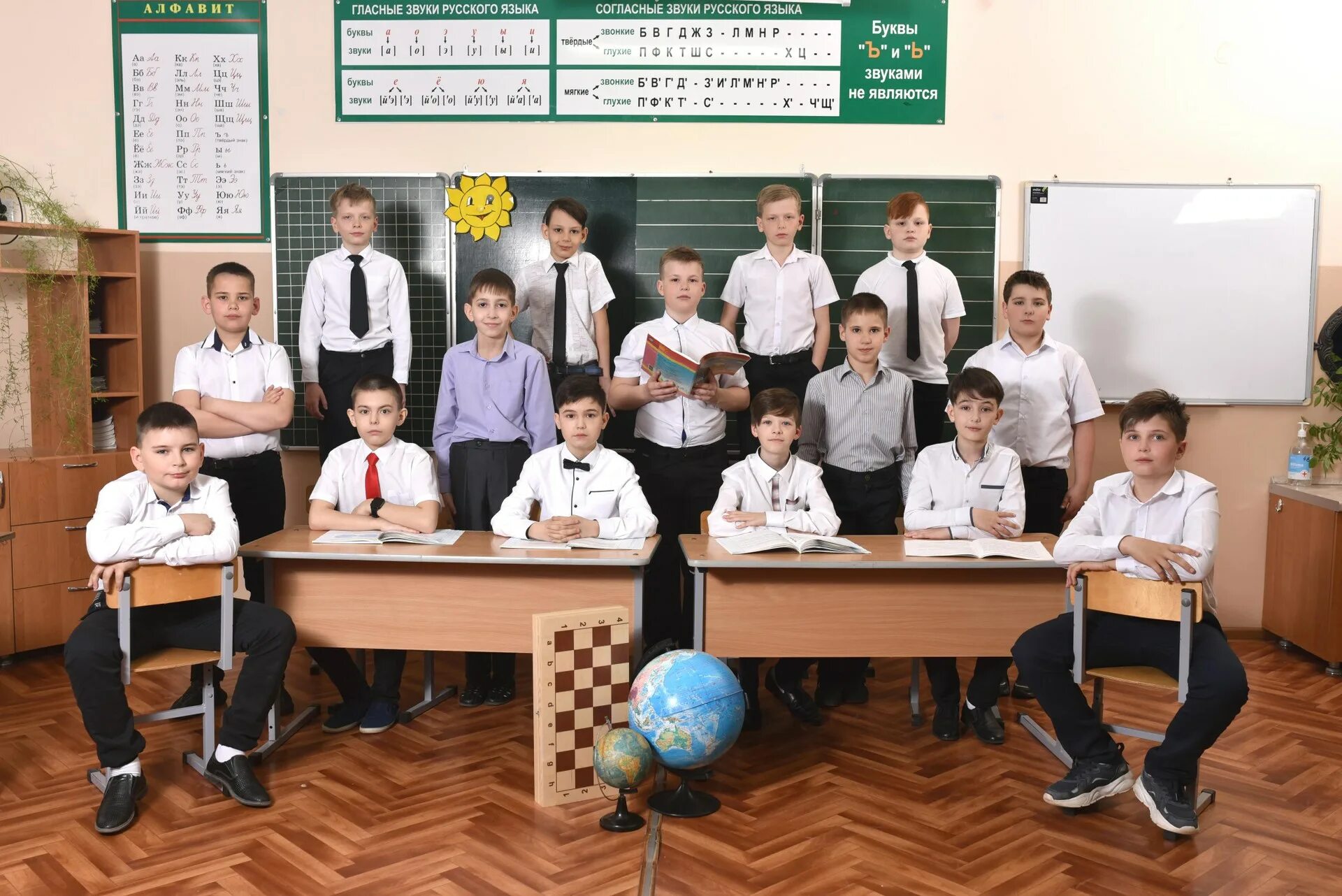 Город михайловка волгоградская область школа 5. Выпускной альбом моу сош 5. Школа номер 7 город михайловка волгоградская. 10 школа михайловка. 4 школа михайловка волгоградская область.