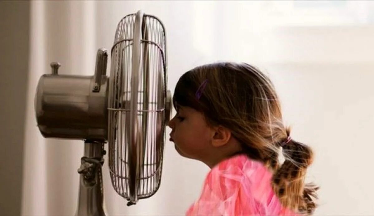 Человек-вентилятор. Летняя жара. Фотосессия с вентилятором. Душно в квартире. Человек-вентилятор.