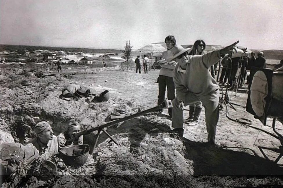 сергей бондарчук на съемках фильма они сражались за родину. они сражались за родину шукшин. где снималась они сражались за родину. сергей бондарчук они сражались за родину съемки. они сражались за родину фильм бондарчука.