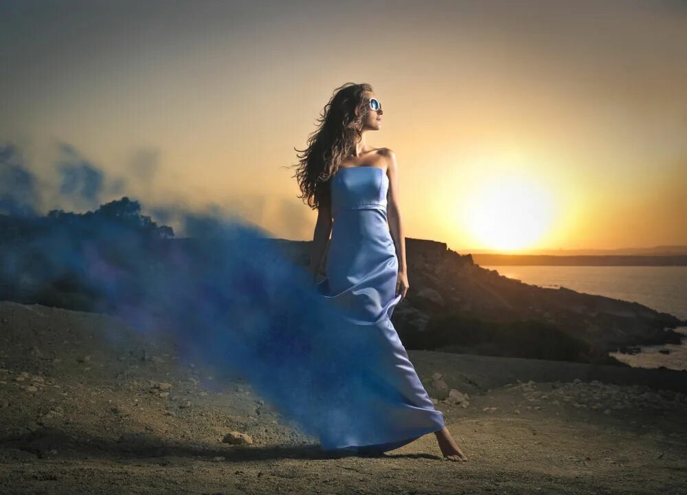 Девушка в длинном голубом платье. А ты стоишь на берегу в синем платье. Сила женщины. На платье дует ветер. На берегу в синем платье слушать