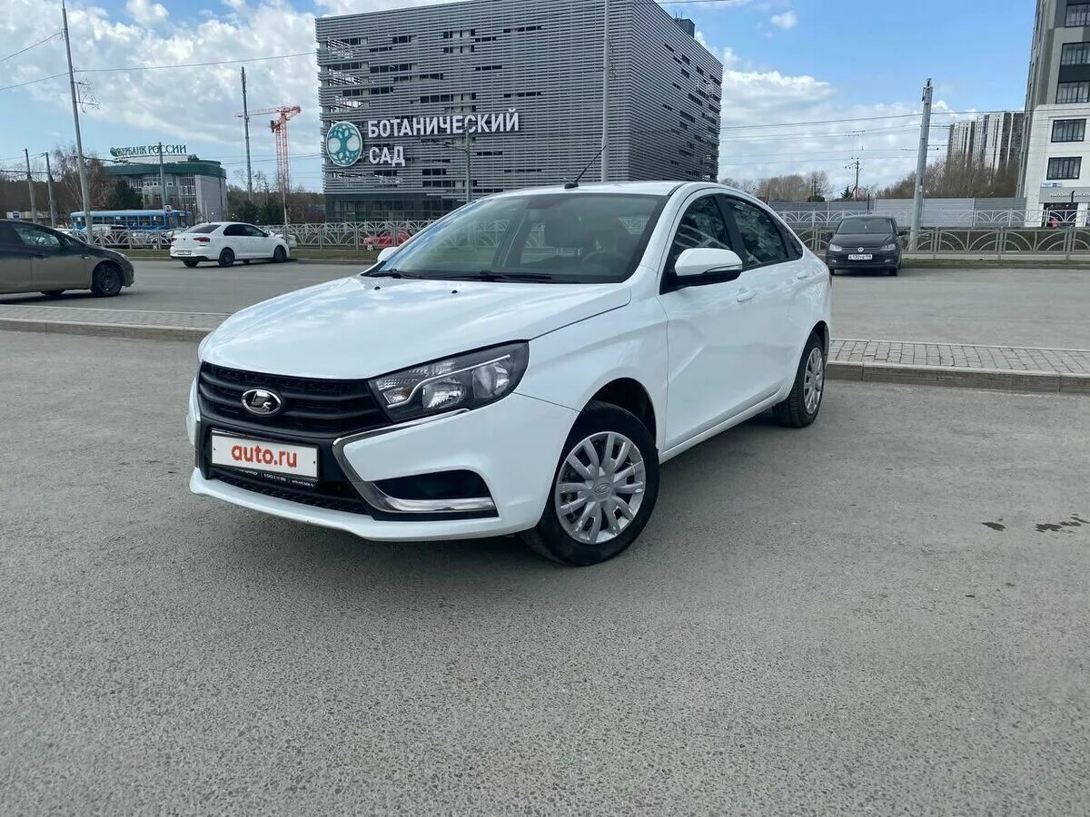 Купить б/у Lada (ВАЗ) Vesta I 1.6 CVT (113 л.с.) бензин вариатор в Омске: белый 