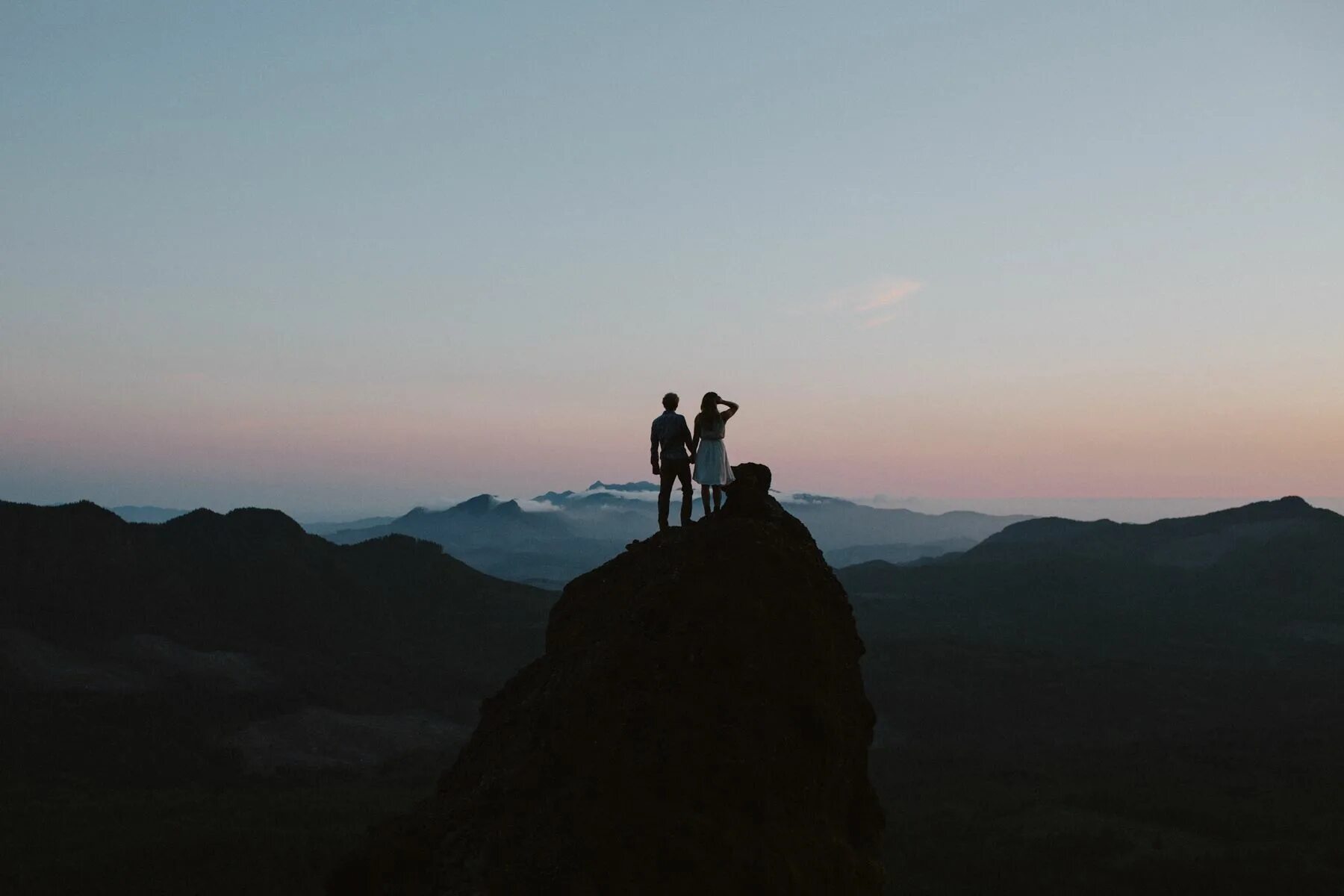 Пара в горах. Пара в горах. Пара в горах. Пара в горах. Какая пара гора.