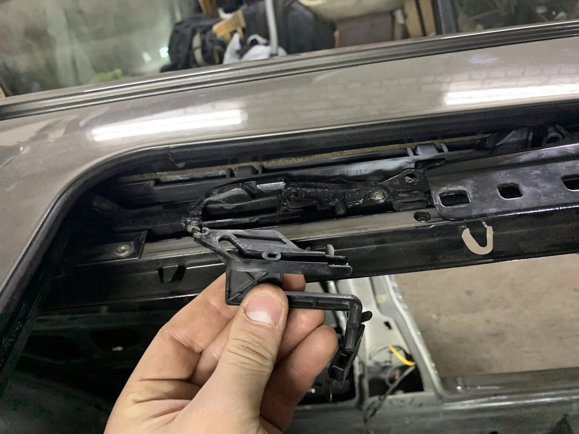 Сломана направляющая. Проволока под спуск сайга. Люк мерседес 124. Как выправить пружину на сайге. Сломанный мебельный дверцы.