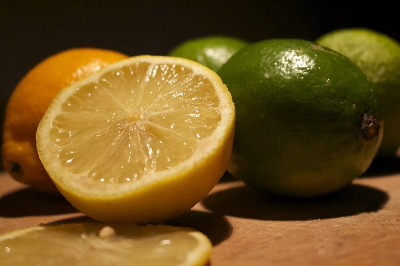Sweet lemon. Лайм,лимон и цитрус. Желтый лайм. Лимон фото. Лайм картинки.