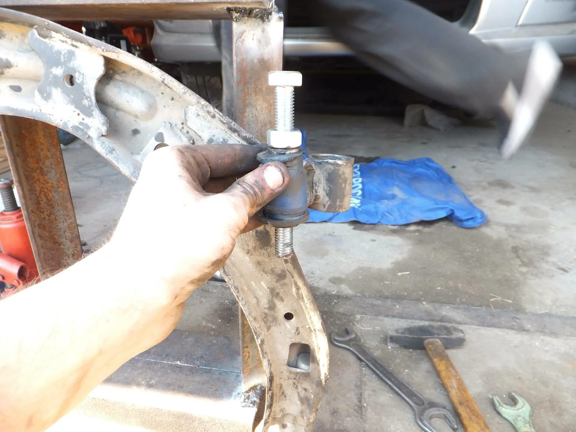 Выпрессовка сайлентблоков м412. Сайлентблоки передних нижних рычагов 124 mercedes. Запрессовка сайлентблоков переднего рычага тисками. Сайлентблоки рычагов пежо 307. Сайлентблок рычага пежо 407.