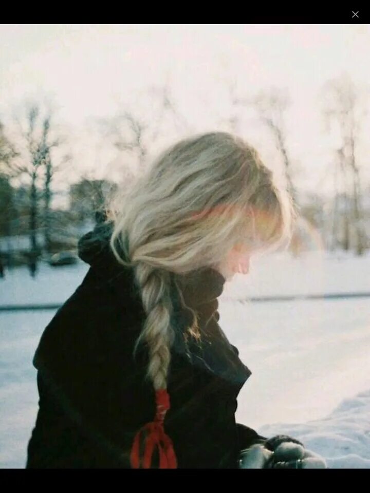 блондинка спиной зима. женщина спиной зима. брюнетка с длинными волосами зимой. девушка с длинными волосами со спины зимой. блондинка со спины зимой.