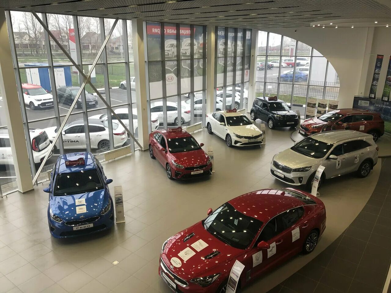 Авто старый оскол. Машины в автосалоне. автосалон киа. старый автосалон. автосалон, автосалон, старый оскол..