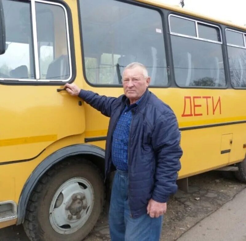 Водитель школьного автобуса. С днем водителя школьного автобуса. Водитель школьного автобуса Злынка. Водитель школьного автобуса Чална.