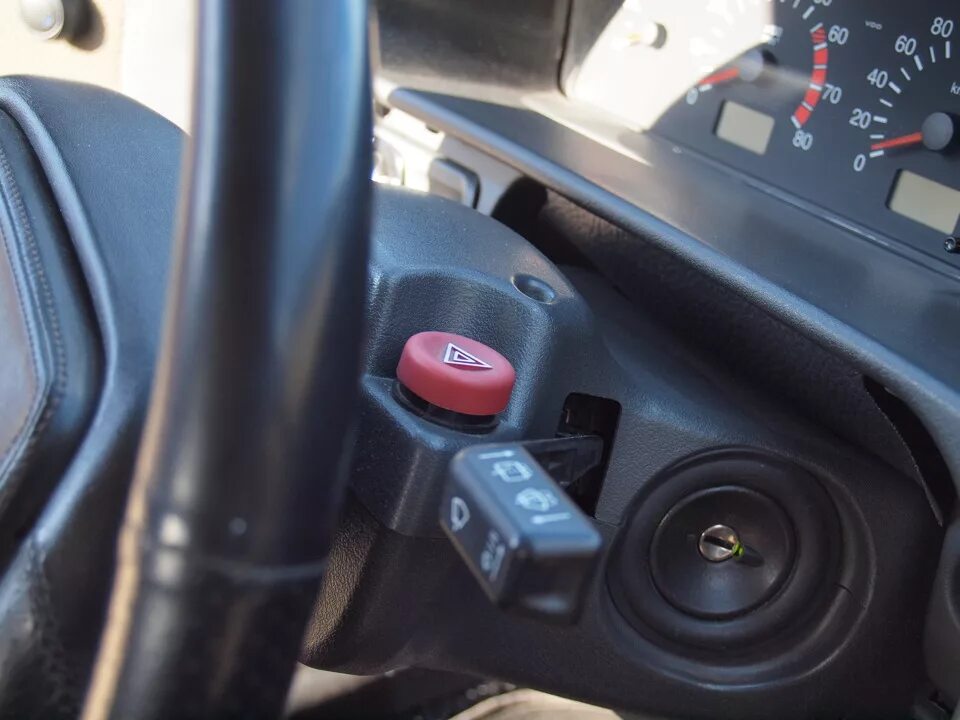 Кнопка аварийки ВАЗ 2115 на руле. Красная кнопка аварийки ВАЗ 2110. Кнопка аварийной сигнализации 2114 расположение. Аварийка ВАЗ 2107 на руле.