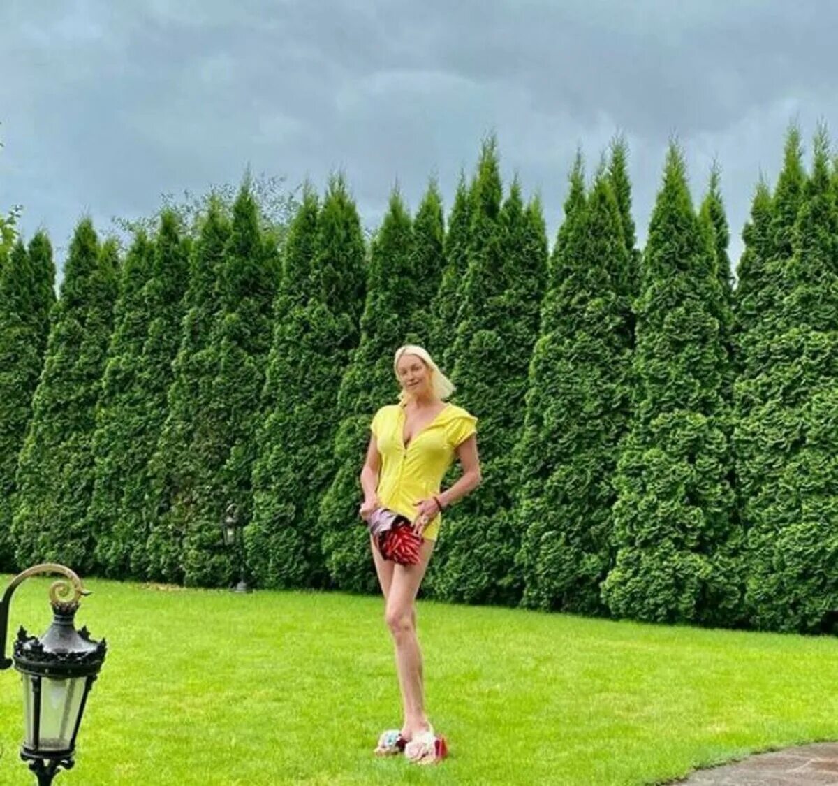 Волочкова дивеево полиция. Анастасия волочкова справляет нужду под елкой. Волочкова на участке справляет нужду. Писающую волочкову. Анастасия волочкова справляет нужду под ёлочку.