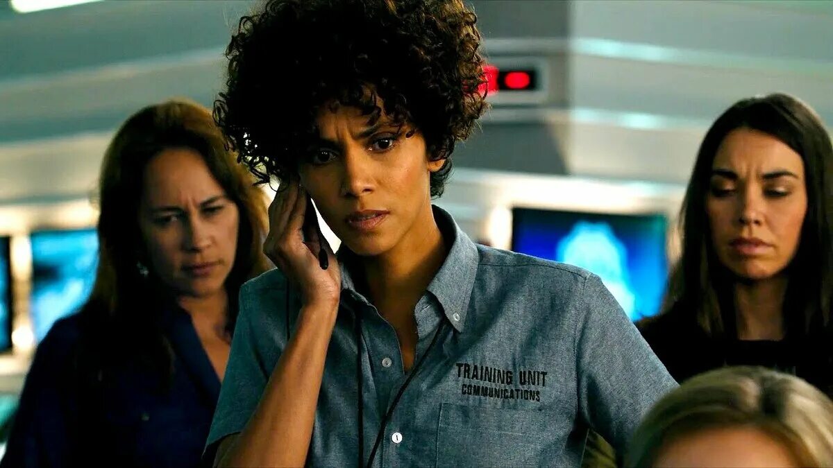 Холли берри звонок 911. Raw the call. Фильм тревожный вызов от нетфликс. Холли берри тревожный вызов. Raw the call.