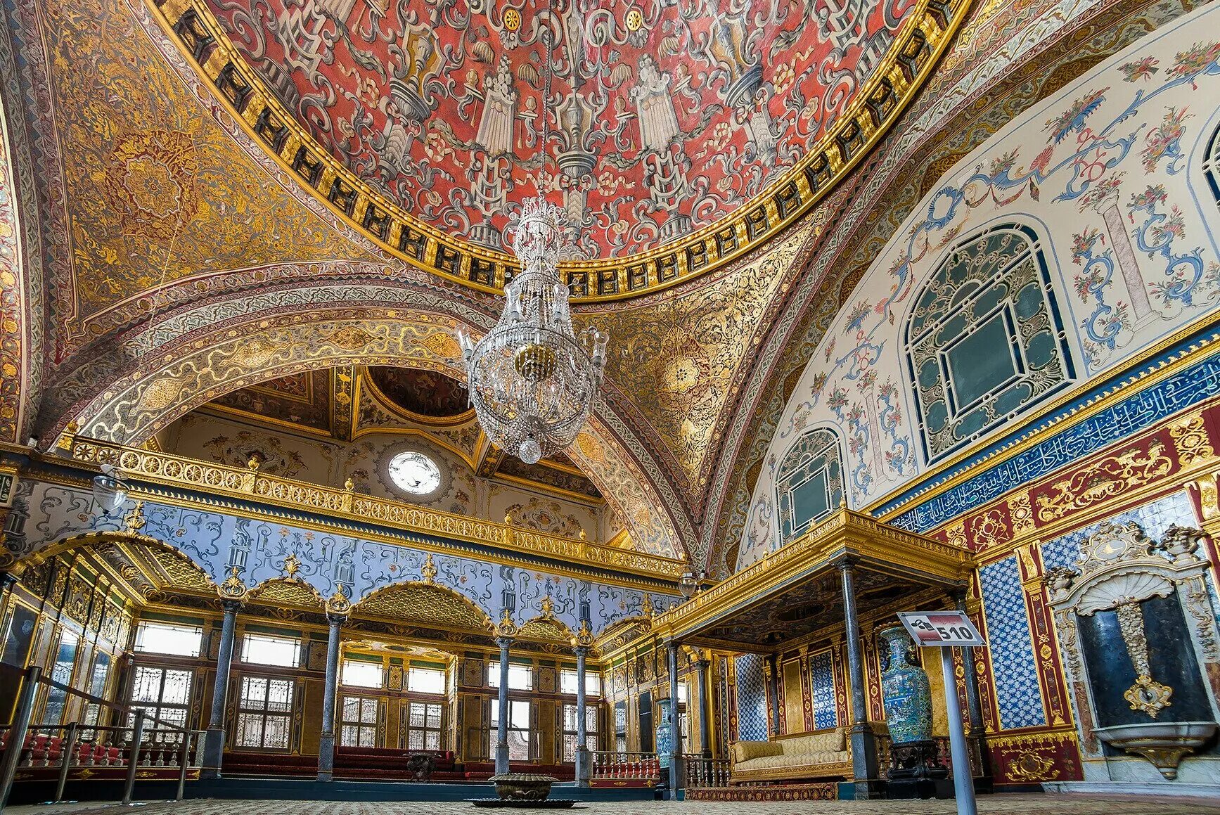 Где жили султаны. Дворец Топкапы в Стамбуле. Музей дворца Топкапы в Стамбуле. Дворец Топкапы гарем золотой путь. Турция дворец Топкапы гарем.