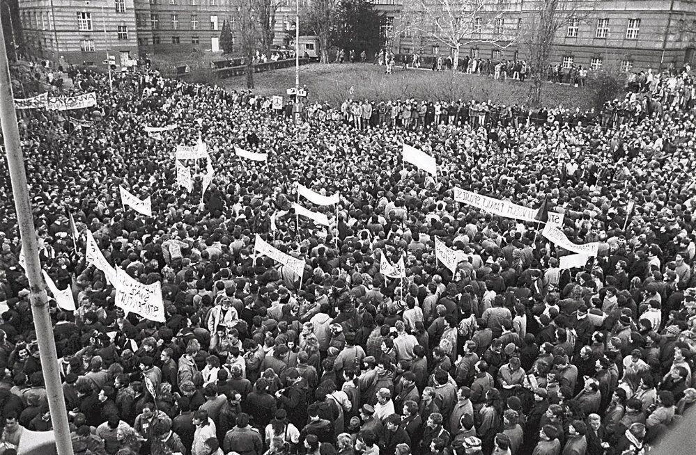 Революция в гдр. Лех валенса бархатная революция. революция в польше 1989. демократические революции в польше 1980-1981. бархатная революция в польше 1989.