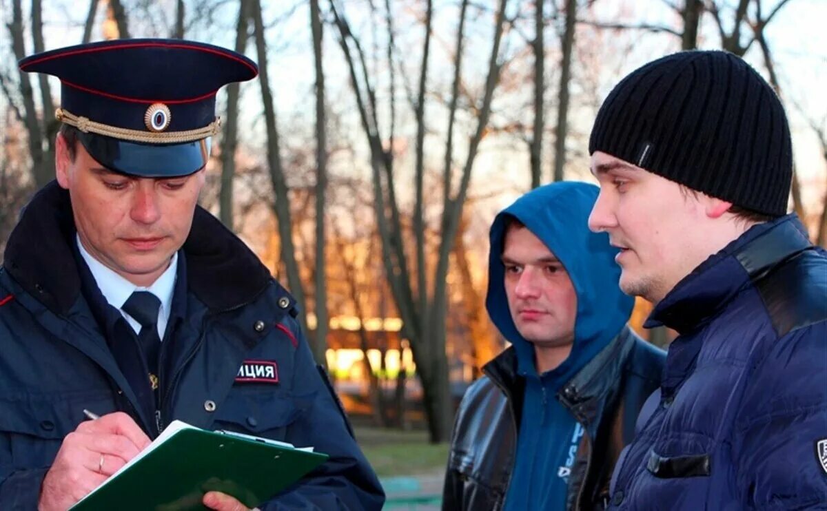 Опер с чутьем. Сотрудник полиции с гражданами. Полиция и граждане. Участкового уполномоченного полиции. Участковые уполномоченные полиции.