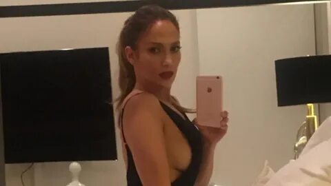 Jennifer Lopez se marca un selfie a lo Kim Kardashian en la cama.