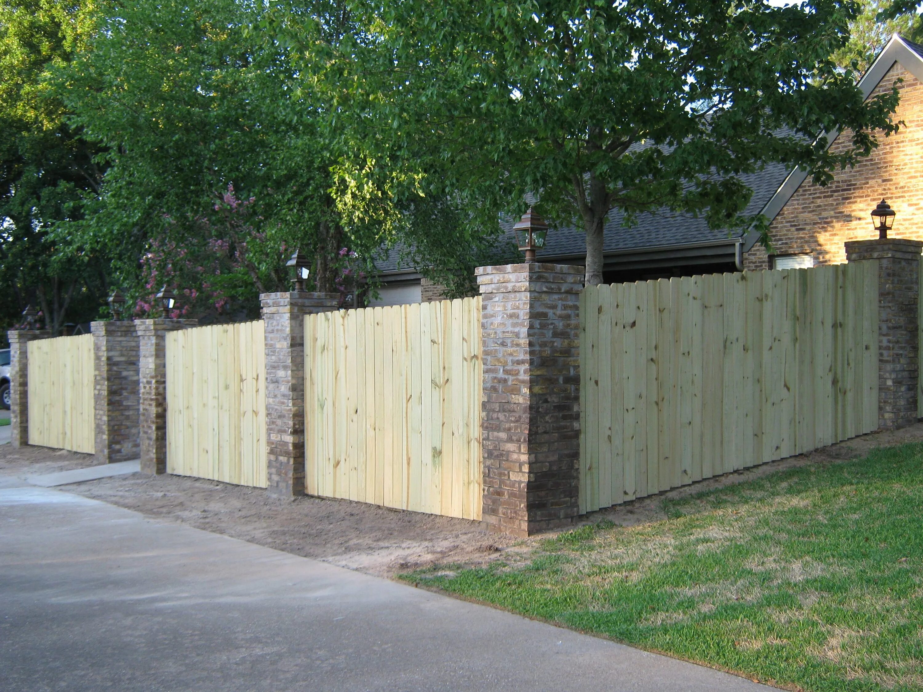 Пикс. Деревянный забор бежевый. Забор для дачи кирпичный. Кирпично деревянный забор. Забор из белого кирпича и дерева.