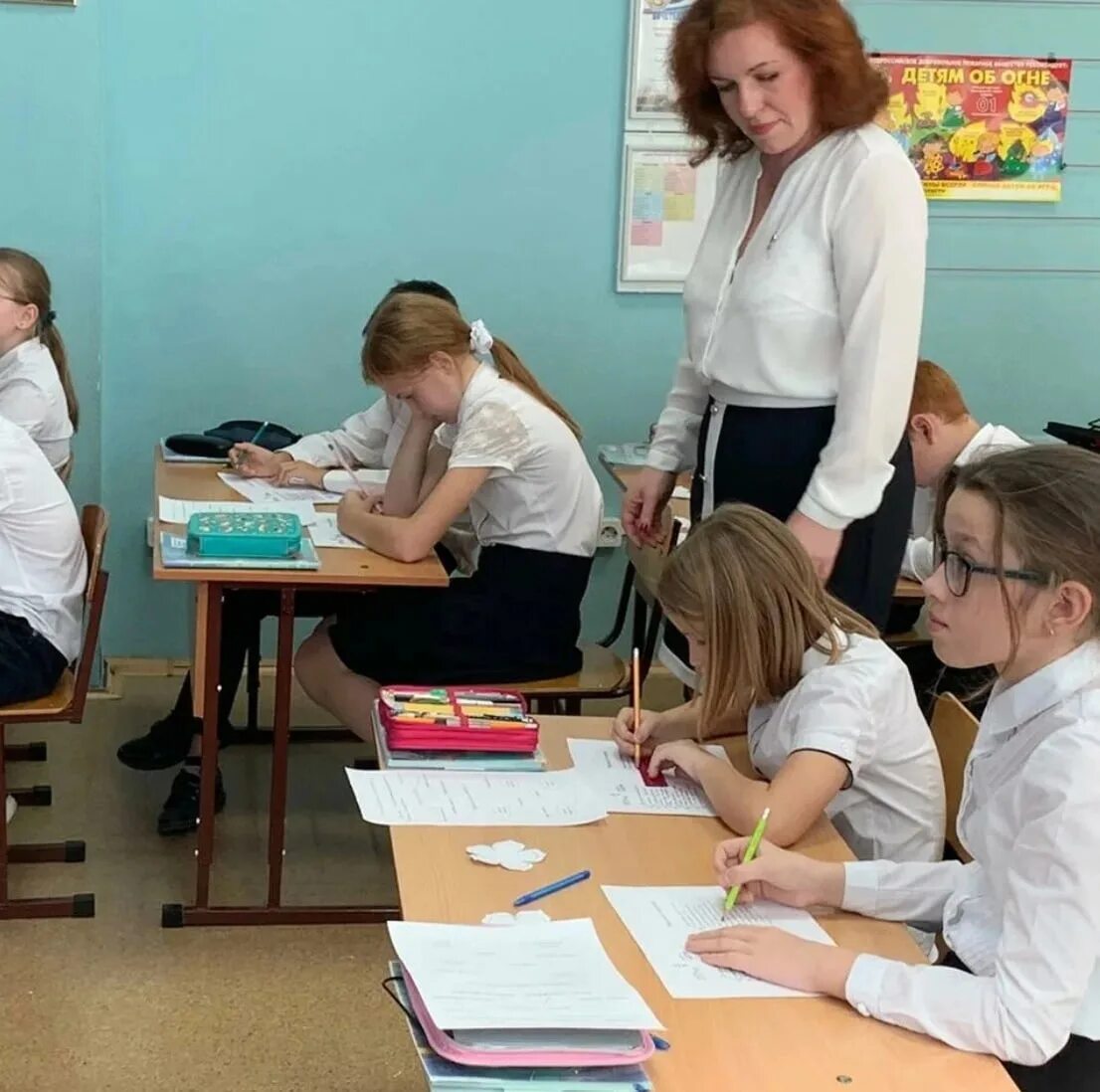 Учитель 4 класса. Учитель в школе. учителя средних школ. учителя 2 школы. учительская в школе.