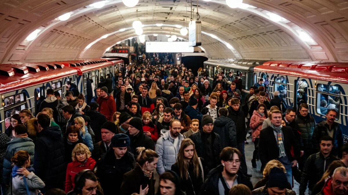 Московское метро час пик. Люди в метро Москвы. Час пик в метро в Москве. Толпа в метро. Км в час в метро