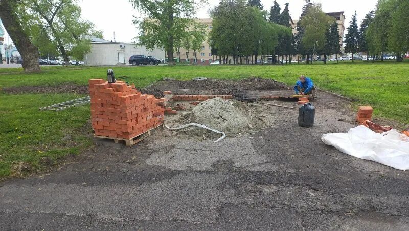 1 мая 46. Стройка. Первомайский сквер. Первомайский парк Курск. Незаконная постройка в Первомайском сквере.